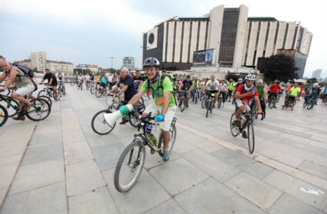 Велосипедисти протестираха срещу калпавите велоалеи в столицата