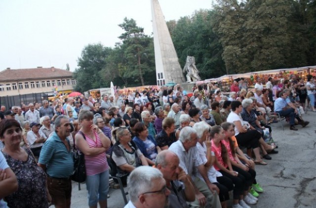 Стотици дойдоха на традиционния събор в село Градец