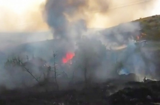 Огнена стихия погълна три вили в Банево, пожарна закъсала по пътя