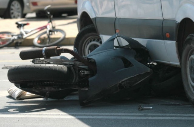 Моторист загина в катастрофа с микробус на Ломско шосе (СНИМКИ)