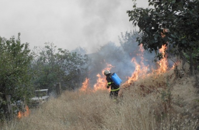 Предупреждават: Червен код за опасност от пожари в половин България
