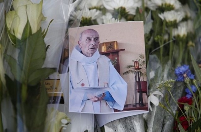 В катедралата в Руан се състоя опелото за убития от ислямисти френски свещеник