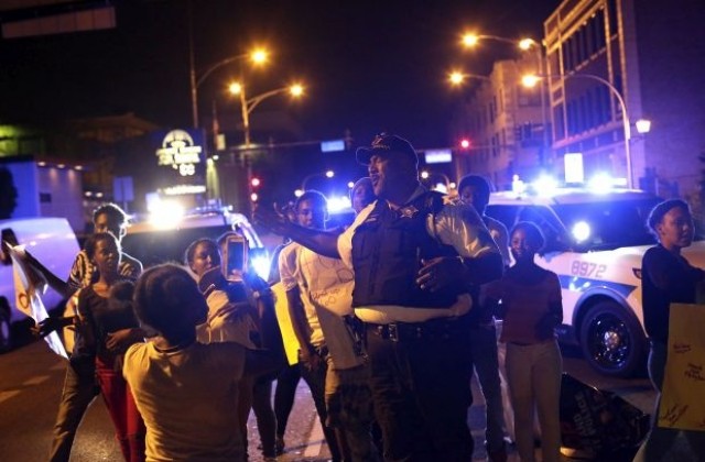 Протести в Чикаго след ново убийство на чернокож от полицаи