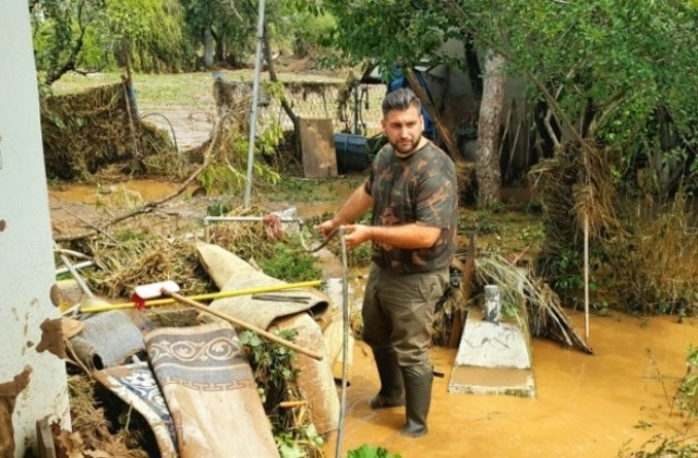 Андрей Новаков се включи като доброволец в отстраняването на щетите от наводнението в Скопие