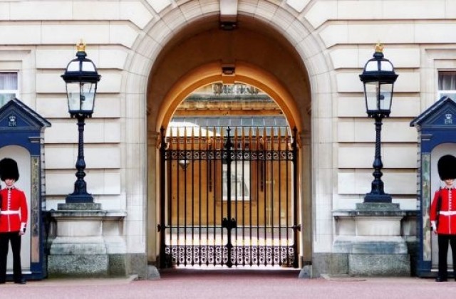 Подпийнал младеж се опита да прескочи оградата на Бъкингамския дворец и бе задържан
