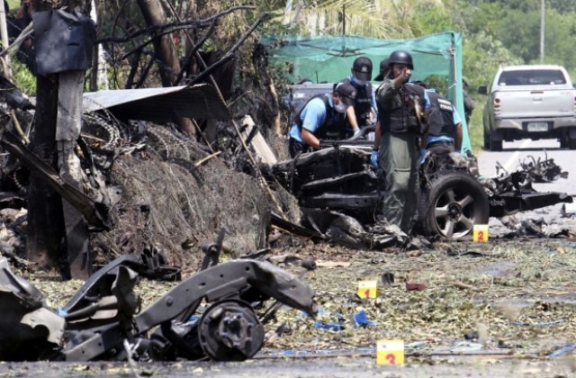 Един убит и над 10 ранени, включително чужденци, при два взрива в тайландски курорт