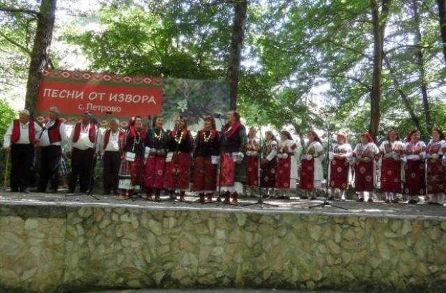 VI фолклорен фестивал Песни от извора в село Петрово