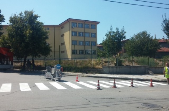 Полагат  улична маркировка по главните улици в Дупница