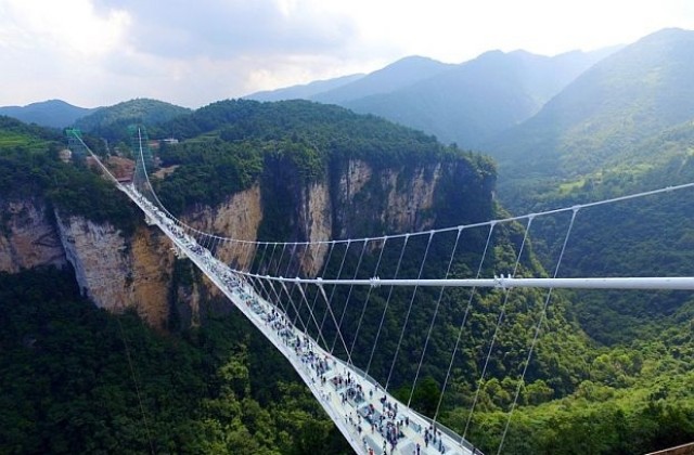 В Китай откриха най-дългия и висок стъклен мост (СНИМКИ/ВИДЕО)