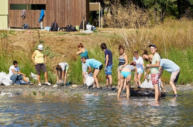 Седемдесет доброволци се изнесоха в Атанасовското езеро