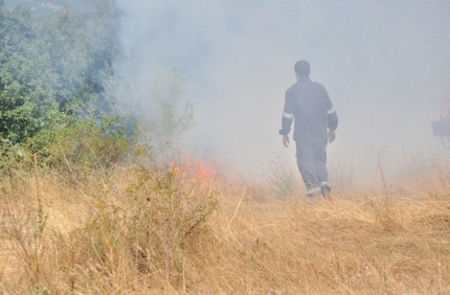 И военни гасят пожара в Харманлийско край село Оряхово