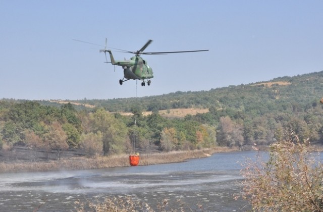 Хеликоптер и верижни машини за овладяване на пожара в Харманлийско