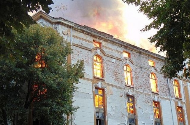 Прокуратурата разследва пожара в тютюневите складове в Пловдив