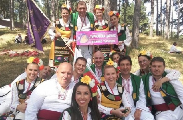 Любители на фолклора от В.Търново представиха града на международен фестивал край  Жеравна