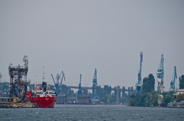Силният вятър затвори пристанище Варна