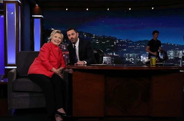 Хилари Клинтън демонстрира, че е в добро здраве чрез буркан с кисели краставички