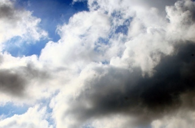 Времето на 24 август: Облачно с превалявания
