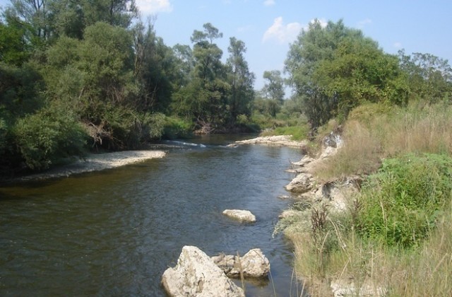 Продължава укрепването и възстановяването на реки и дерета в Сливенско