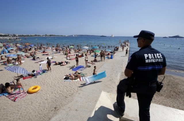 Френски полицаи принудиха жена на плажа да съблече буркините (СНИМКИ)