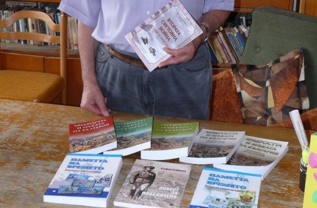 Историкът проф. Марин Калонкин подари книги на библиотеката в Левски