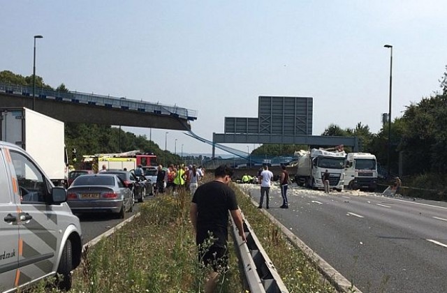 Камион срути пешеходен мост над магистрала във Великобритания (ВИДЕО)