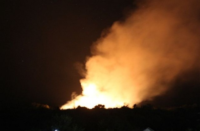 Пожар пламна във вилната зона в Казанлък, потушиха го