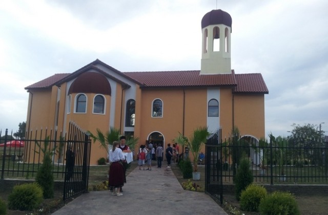 Откритха новопостроената църква в село Мечкарево, присъстваха премиера и двама министри