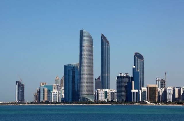 Пожар избухна в 28-етажна кула в строеж в Абу Даби