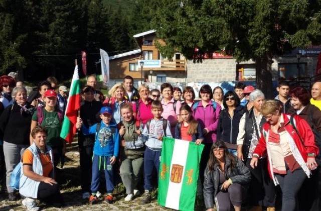 Туристически клуб „Бъндерица“ развя банското знаме на Черни връх