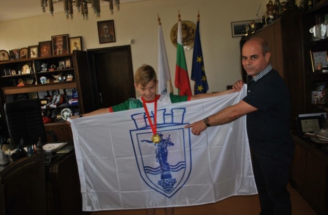 Кметът подари знаме на Русе на талантливия математик Давид Йорданов