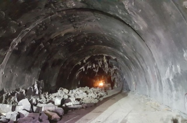 Удължават ремонта на тунела Витиня, тръбата към Варна била в много лошо състояние (СНИМКИ)