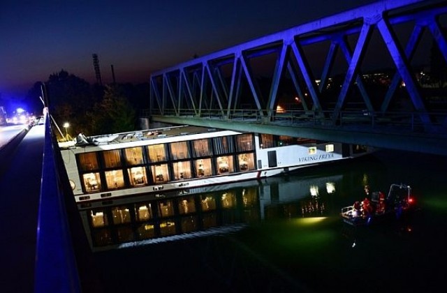 Пътнически кораб се удари в мост в Бавария, двама души загинаха (СНИМКИ)