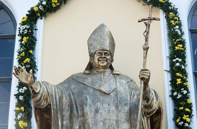 Статуя на папа Бенедикт XVI в германски град (СНИМКИ)