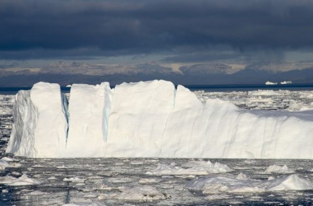 Температурни рекорди в Гренландия топят ледената покривка необичайно рано