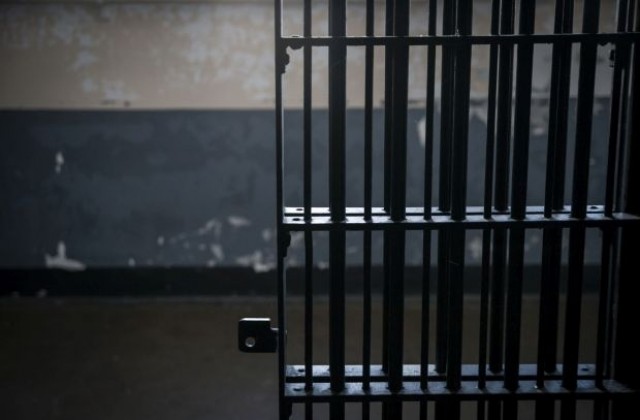 Грешка при медицинския преглед вкара жена в мъжки затвор
