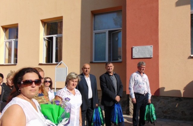 Кметът Гелев подари на първолаците в Сапарева баня ранички за първия учебен ден