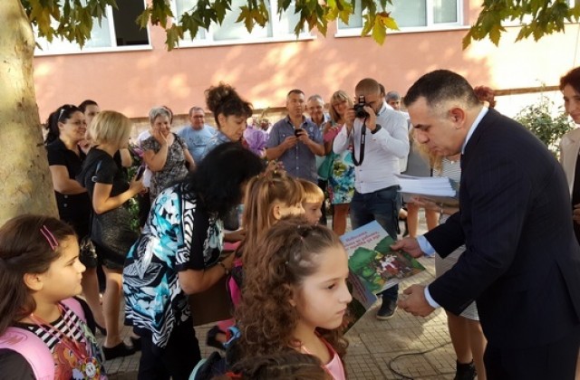 Кметът Стефан Радев подари книжка на всеки първокласник в Сливен