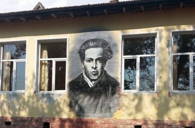 Самоук художник твори безвъзмездно върху фасадата на училище