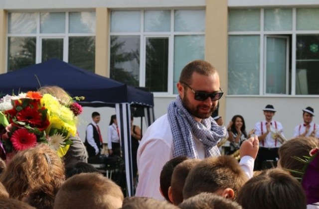 Необикновеният учител от Добрич, който спечели доверието на децата