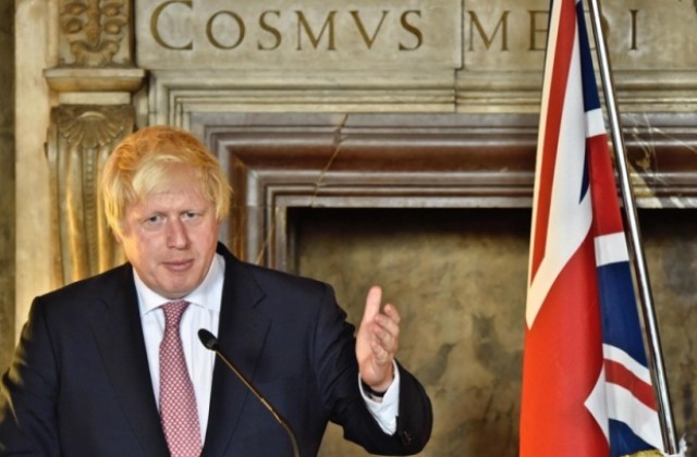 Борис Джонсън иска да отклонява лодките с мигранти към Либия