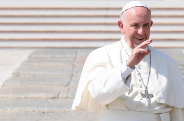 Папата: Отварянето на вратите за мигранти е застраховка срещу терористични нападения