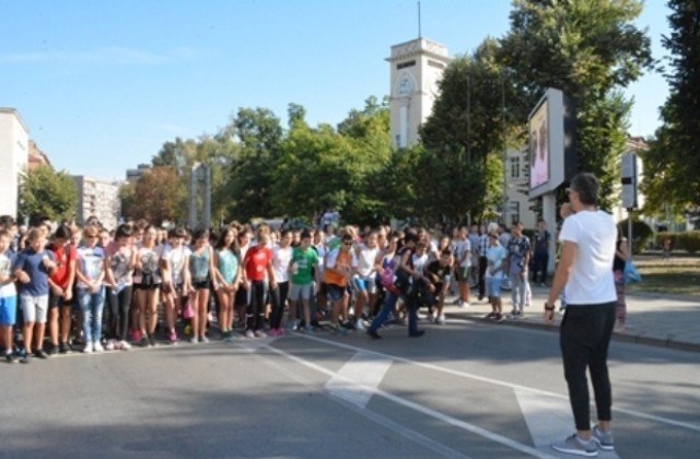 Таня Христова, Нела Рачевиц и Георги Маринов начело на шествието  „Ходене по габровски