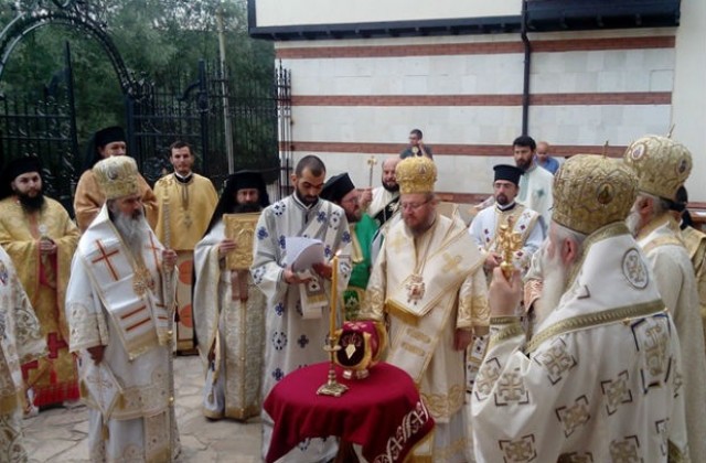 Български и румънски архиереи осветиха новата църква към Басарбовския манастир