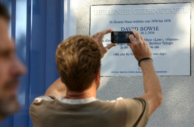 Германската полиция издирва изчезнала паметна плоча на Дейвид Боуи (СНИМКИ)
