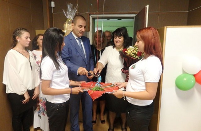 Цветан Цветанов предостави нови компютри на училище в Мездра