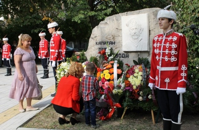 Венци и цветя за Деня на Независимостта и в Димитровград