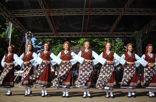 Изпълнители на традиционни добруджански песни се съревновават в Тервел