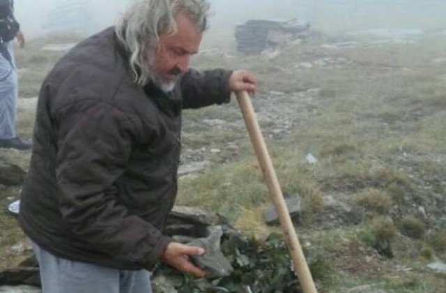 Македонец разби българска паметна плоча