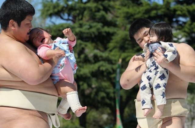 Японските ергени се учат да са бременни и да гледат бебе