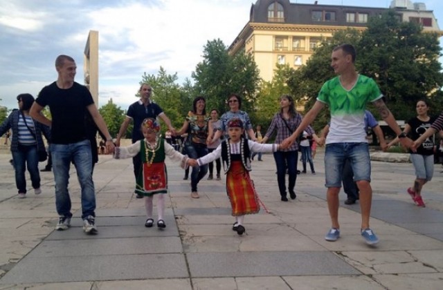 Пловдивчани и гости на града се хванаха на хоро в подкрепа на българските традиции и фолклор